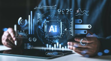 Koyu arka planda şeffaf hologram gramlarını gösteren tablet ve akıllı telefonla etkileşime giren kişi, yapay zeka teknolojisi veri konsepti