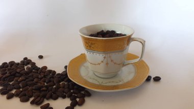 Güzel bardak ile kahve çekirdekleri