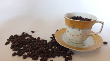 Güzel bardak ile kahve çekirdekleri