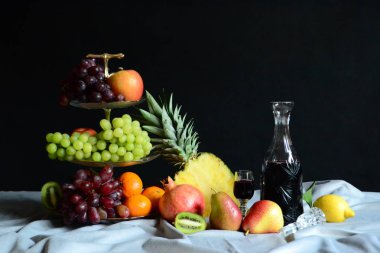 Meyve ve şarapla dolu bir hayat