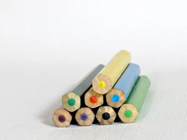 Stacked tip of colored colored pencils on white background. Closeup — Stock Photo, Image