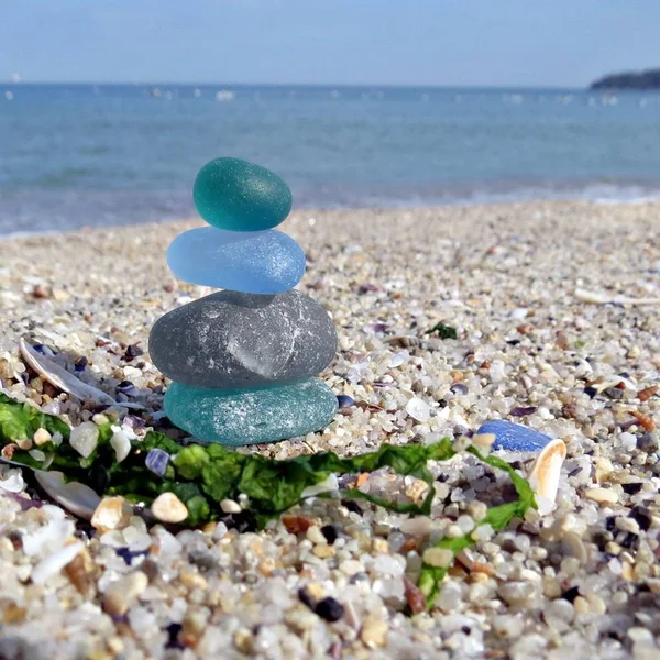 Buntes Meeresglas auf Sand am Strand mit Meereslandschaft Hintergrund. Strandkämmen — Stockfoto