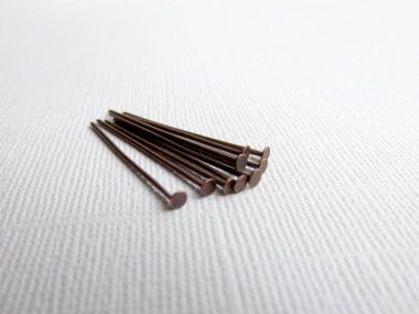 Takı Düz Kafa Pimleri Takı Bulgular Yapma Için Küçük Bakır Kafa Pimleri. Closeup. El Yapımı El Sanatları Konsepti.