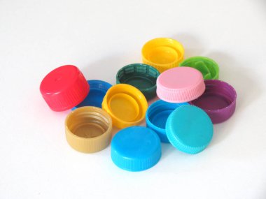 Şişenin veya plastik kapakların grup vida kapakları geri dönüşüme hazırdır. Üst görünüm beyaz izole. Geri dönüşüm konsepti