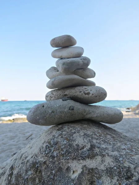 Praia pedra zen cairn. Uma pirâmide de pedra na costa do mar. Simples pilha de seixos de equilíbrio, escultura zen rocha, uma torre de pedra . — Fotografia de Stock