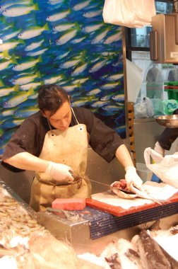 Bilbao, İspanya'da halk balık pazarı. Satıcılar balık hazırlamak