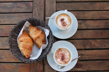 Masada kruvasan ve kahve 