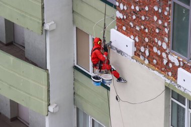 çatı yüksekliğinde evin duvarlarını yalıtıyor