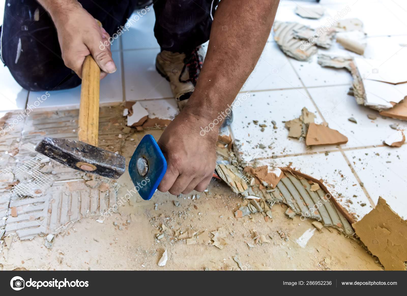 Демонтаж плитки в ванной. Демонтаж старой плитки. Демонтаж плитки. Как можно снять плитку. Как можно снять плитку.