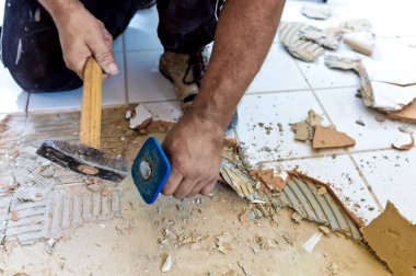 İşçi duvar ve zemin üzerinde eski fayans yıkım olduğunu 