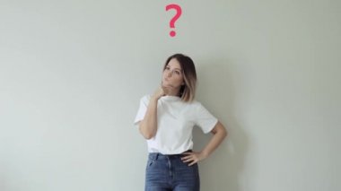 Güzel bir kızın kafasındaki sorular bunlar. Sevimli güzel kız düşünüyor. Baştaki kızın üzerinde soru işaretleri var..
