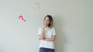 Güzel bir kızın kafasındaki sorular bunlar. Sevimli güzel kız düşünüyor. Baştaki kızın üzerinde soru işaretleri var..