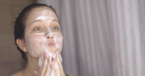 Retrato de mulher lavando rosto limpeza usando sabão espumoso orgânico no banheiro . — Vídeo de Stock