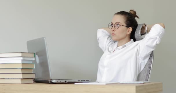 Chica estudiante trabajando en un proyecto en un ordenador portátil y pensando en crear ideas . — Vídeo de stock