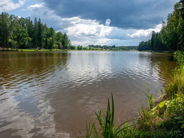 美しい湖と雲の写真 反射と夏の晴れた日 ラトビア — ストック写真