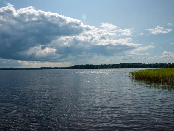 Photo Beau Lac Nuages Journée Ensoleillée Été Avec Des Reflets — Photo