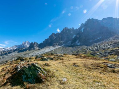 Yaz aylarında kirli buzul ile Dağ manzara, Alpler 