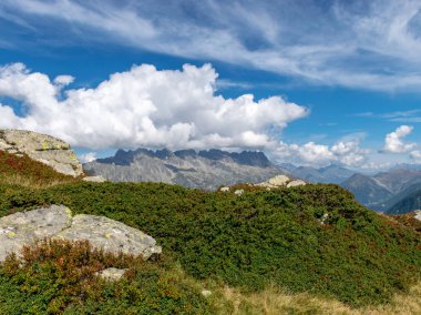 mesafe sivri kaya zirveleri ile dağ manzara, Alpler