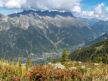 mesafe sivri kaya zirveleri ile dağ manzara, Alpler