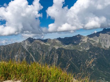 mesafe sivri kaya zirveleri ile dağ manzara, Alpler