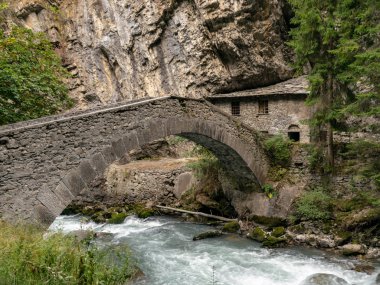 dağlarda küçük nehir, pürüzsüz su seviyesi ve rüya gibi etkisi için yavaş deklanşör hızı, Alpler