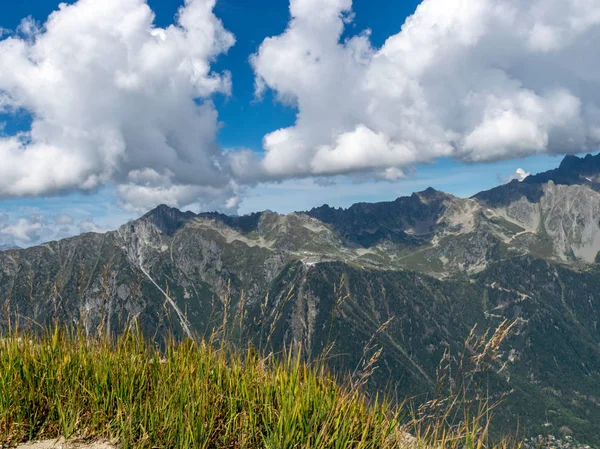 mesafe sivri kaya zirveleri ile dağ manzara, Alpler