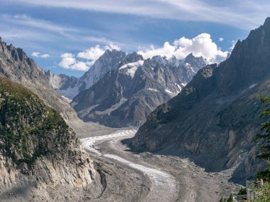 Yaz aylarında kirli buzul ile Dağ manzara, Alpler 