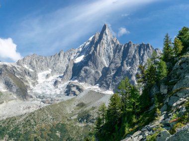 mesafe sivri kaya zirveleri ile dağ manzara, Alpler