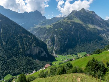 yaz aylarında doğal bir günde mistik sis kaplı yüksek dağ zirveleri, İsviçre 