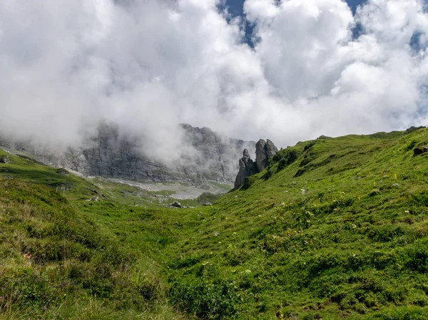 Puncak Gunung Tinggi Ditutupi Kabut Mistis Pada Hari Yang Indah — Stok Foto