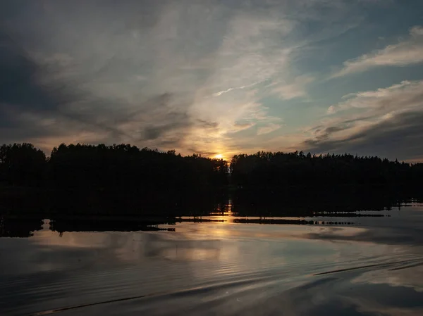 Puesta Sol Lago Hermosos Colores Nubes Caóticas Deslumbramiento Silueta Del — Foto de Stock