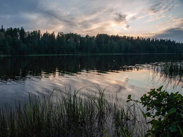 수보드에서 호수에 어두운 실루엣 바이다바 라트비아 — 스톡 사진