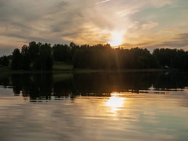 Puesta Sol Lago Hermosos Colores Nubes Caóticas Deslumbramiento Silueta Del — Foto de Stock