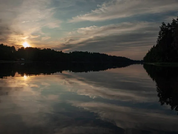 Puesta Sol Lago Hermosos Colores Nubes Caóticas Deslumbramiento Silueta Del — Foto de Stock