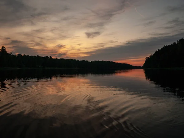 호수에 아름다운 혼란스러운 포레스트 실루엣 바이다바 라트비아 — 스톡 사진