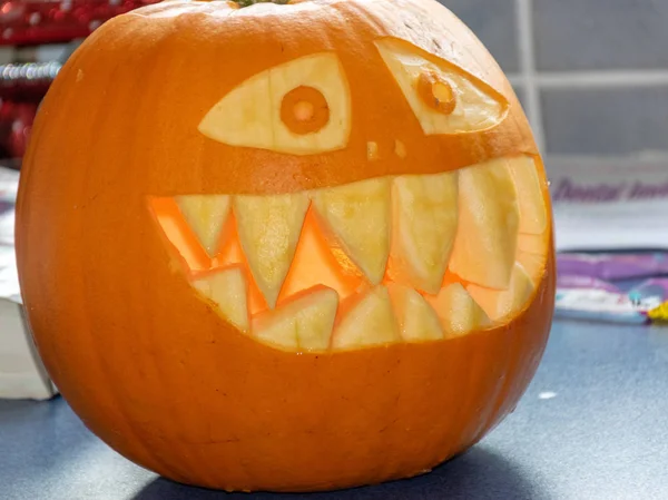 Wunderschön Geschnitzte Halloween Kürbisse Mit Einem Lustig Lächelnden Gesicht Grauen — Stockfoto