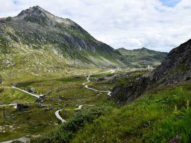 yeşil bitkiler, kayalık dağlar, birçok beyaz bulutlar, Isviçre ile dağ manzara