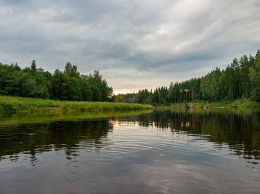 saman balonları ile alan görünümü, akşam ışığı, Letonya