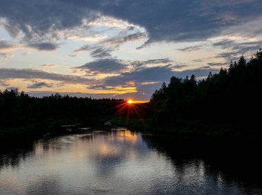 saman balonları ile alan görünümü, akşam ışığı, Letonya