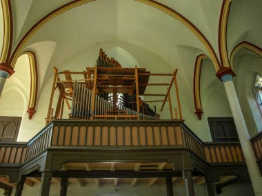 güzel kilise vitray pencereleri, güzel renkler, ışık parlama