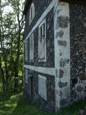 eski taş ev, antika kapılar ve pencereler