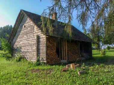 çok eski ahşap ev, tarihi avlu, ev çeşitli eski zaman nesneleri etrafında