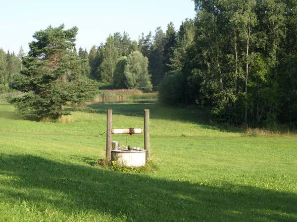 Schöner Holzbrunnen Sehr Altes Holzhaus Historischer Innenhof — Stockfoto