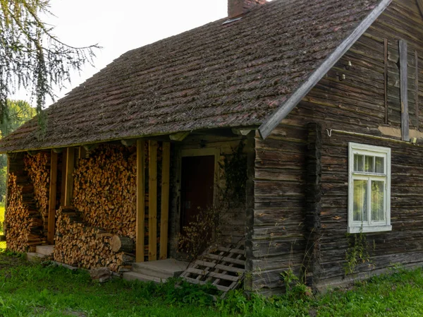 非常に古い木造の家 歴史的な中庭 家の周りに様々な古いオブジェクト — ストック写真