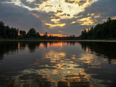güzel güneş sakin göl, kırmızı güneş, sakin göl, sessiz akşam, Letonya set