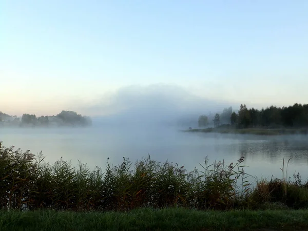Brouillard Brumeux Matin Lac Aube Avec Des Nuages Reflétés Dans — Photo