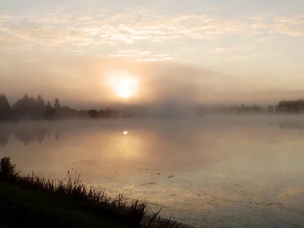 Мистический Туман Утром Озеро Рассвете Облаками Отраженными Спокойной Воде Латвия — стоковое фото