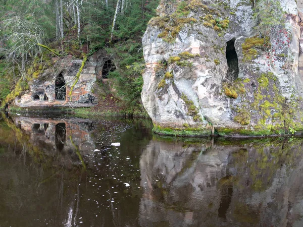 Skały Piaskowca Jaskiniami Odbijają Się Ciemnej Wodzie Anfabrika Ligatne Łotwa — Zdjęcie stockowe