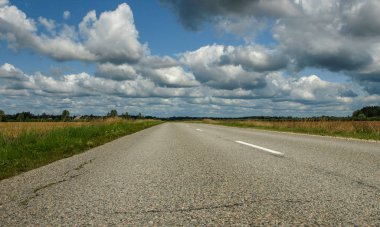 yol ve çayırlanscape, bulutlu gün