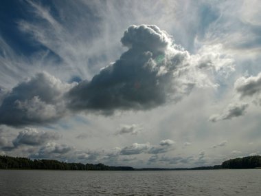 güzel bulutlar ile göl görünümü. güneşli yaz günü, Lielezers, Letonya